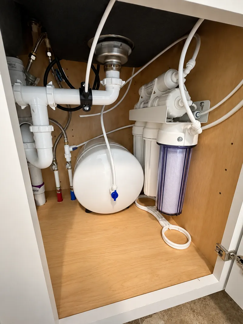 Reverse osmosis system installed in a kitchen cabinet